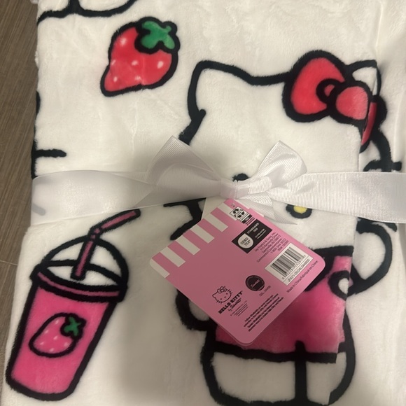 Hello Kitty Strawberry Milkshake blanket - Picture 3 of 3